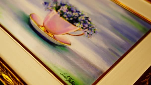 Stilleben av porslin tefat och kopp med violetta blommor — Stockvideo