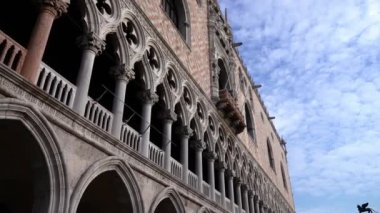 Doge Sarayı cephesinin nefes kesici mimarisi boyunca hareket