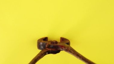 Sarının üzerinde duran eski pense ucu hareketi