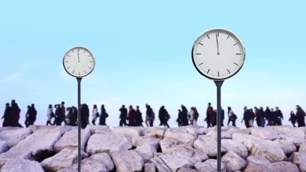 Zegary przeciwko tłumowi ludzi spacerujących po skalistym molo — Wideo stockowe