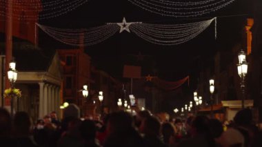 Sayısız protestocu süslü caddede toplandı.