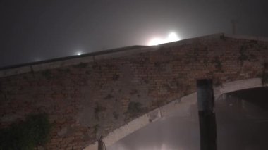 Küçük Venedik 'te dar bir kanal üzerinde yaya köprüsü