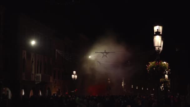 Italiensk flagga vinkade över många demonstranter på mörk gata — Stockvideo