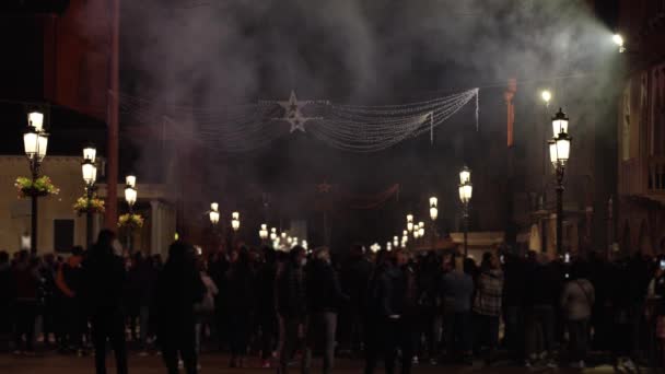 Folk folkmassa silhuetter protesterar på gatan i mörkret — Stockvideo