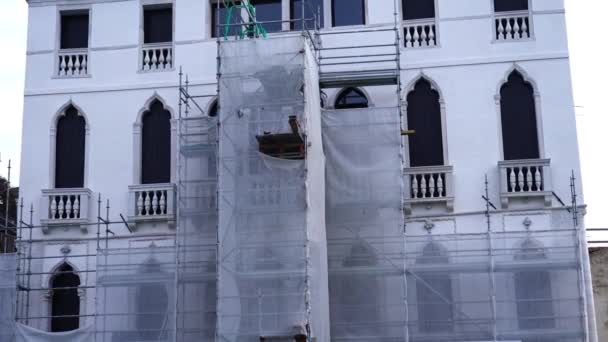 Andamios adosados a fachada de edificio histórico blanco — Vídeos de Stock
