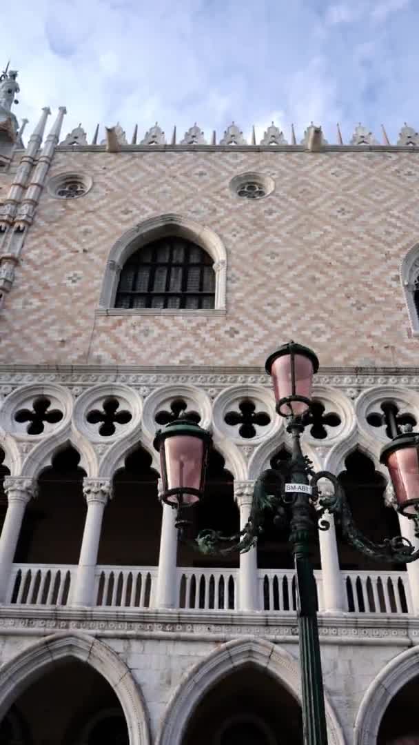 Beweging langs de architectuur van Doge Palace verticaal schot — Stockvideo