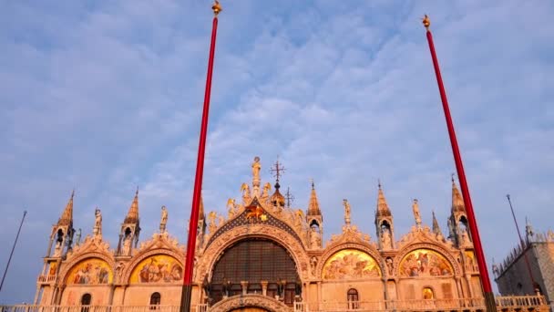 Tremendo Basílica de São Marcos com fachada de tirar o fôlego — Vídeo de Stock