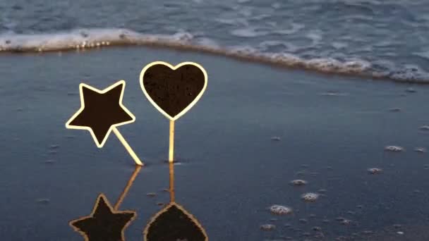 Estrella divertida y platos en forma de corazón y reflexión en la playa — Vídeo de stock