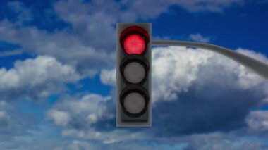Direkte gökyüzüne karşı değişen renkli lambaları olan trafik ışıkları
