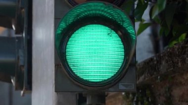 Modern kasaba caddesine trafik ışıkları monte edildi.