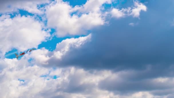 Pesawat jet terbang di langit biru cerah di atas awan berat — Stok Video