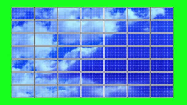 Nuvens brancas flutuam no céu azul refletindo em painéis solares — Vídeo de Stock