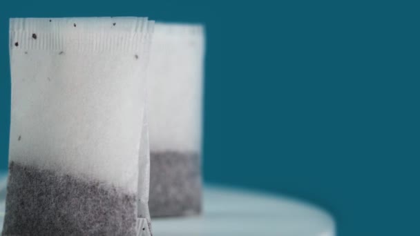 Tálca gyógynövényes teafilterekkel, kék háttér felé fordulva — Stock videók