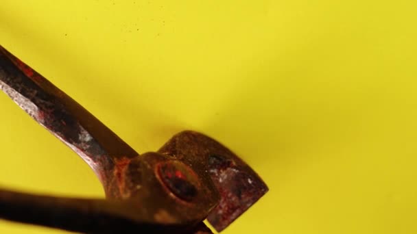 Mozgás a régi fém vég vágás fogó barna rozsda — Stock videók