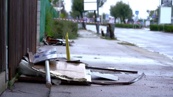 Zlomená dopravní značka leží na chodníku proti projíždějícím autům — Stock video