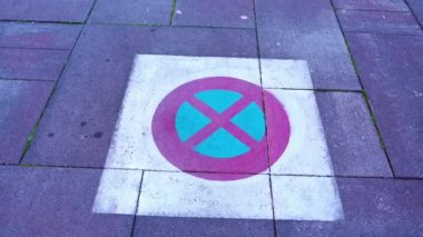 Asfalt yolu, büyük boyalı kare ve kırmızı daire.