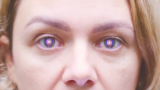Wanita wajah dengan berubah warna mata murid pada cahaya terang — Stok Video