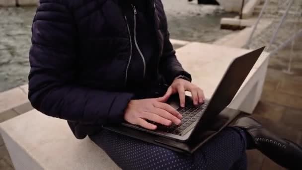 Killen med mustasch typer på laptop sitter på bänken nära stjärnan — Stockvideo