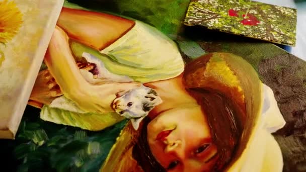 Теплый цветной портрет маленькой девочки с котом — стоковое видео