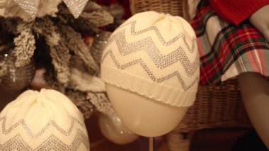 Sahte elmaslarla süslenmiş beyaz çocuk şapkası askıda asılı.