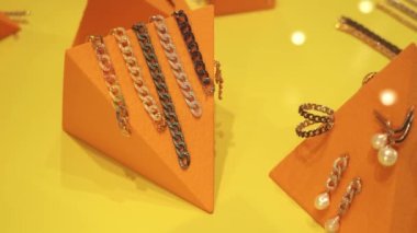 Üçgen kaidede duran tasarımcı takıların yanında dur