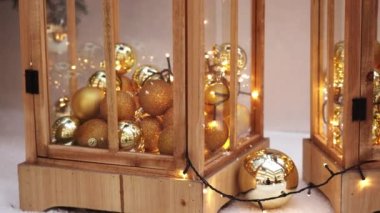 Noel ağacı altın topları ve ışıkları olan dekoratif kutular.