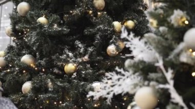 El yapımı oyuncaklarla yapay Noel ağaçları