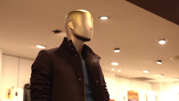 Magas arany férfi próbababa viselése designer fekete kabát — Stock videók
