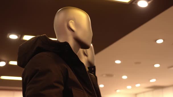 Мужчины манекены в модных дизайнерских темных куртках ручной работы — стоковое видео