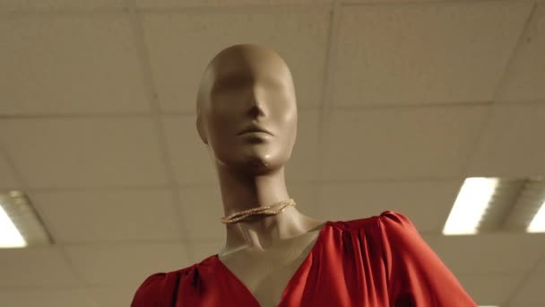 Manichino donna di plastica indossando abito alla moda designer — Video Stock