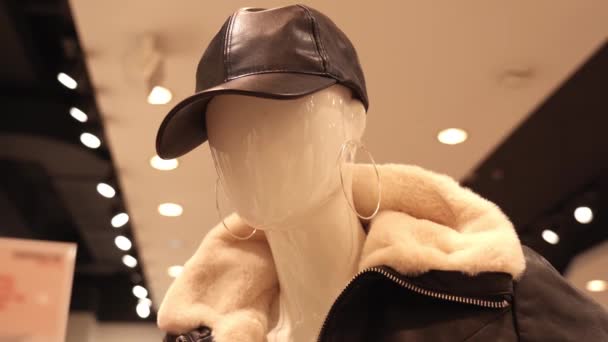 Manichino donna in plastica con giacca invernale in boutique — Video Stock