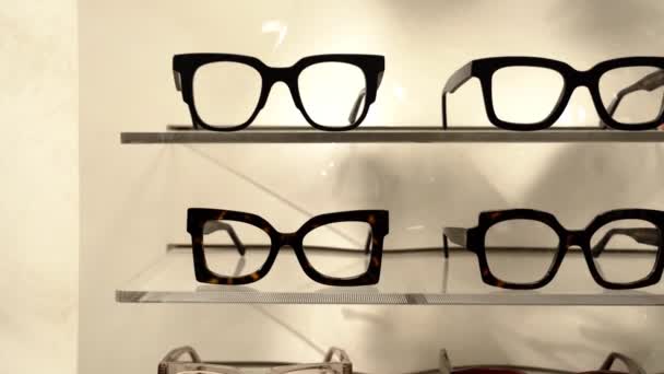 Μοντέρνα χειροποίητα γυαλιά σε μαύρο πλαστικό πλαίσιο — Αρχείο Βίντεο