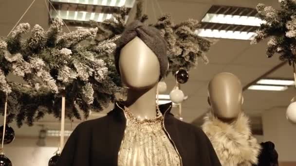 Mannequins dragen trendy hoofdbanden en modieuze kleding — Stockvideo