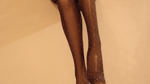 穿黑色紧身裤配莱茵石的人形假腿 — 图库视频影像