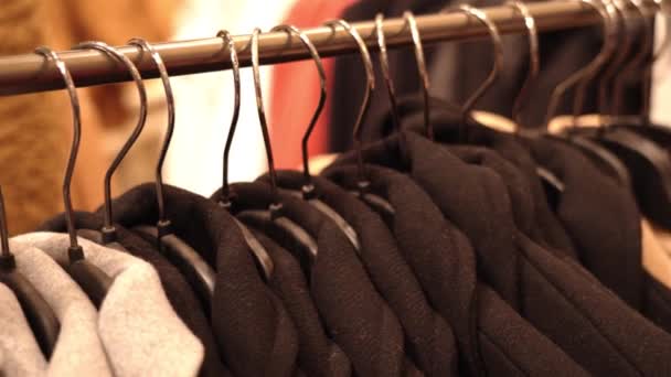 Designerskie płaszcze kaszmirowe wiszące w słynnym butiku marki — Wideo stockowe