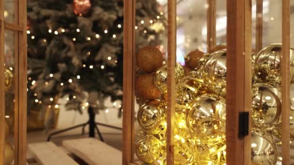 Glazen doos met houten frame en gouden kerstboom speelgoed — Stockvideo