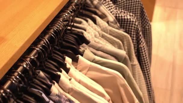 옷걸이에 걸려 있는 유명 디자이너 셔츠를 뒤집는 모습 — 비디오