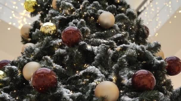 Χριστουγεννιάτικο δέντρο cowered με τεχνητό χιόνι στο εμπορικό κέντρο — Αρχείο Βίντεο