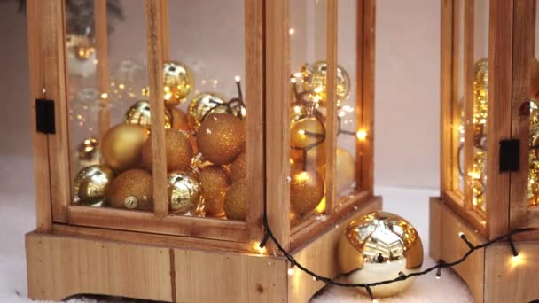 Декоративные коробки с золотыми шарами и огнями — стоковое видео
