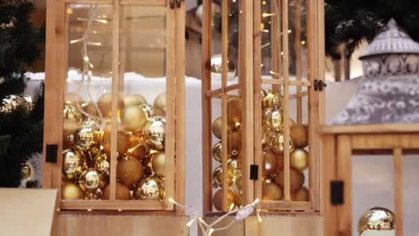Weihnachtsbaumspielzeug und Lichter in dekorativen Vitrinen — Stockvideo