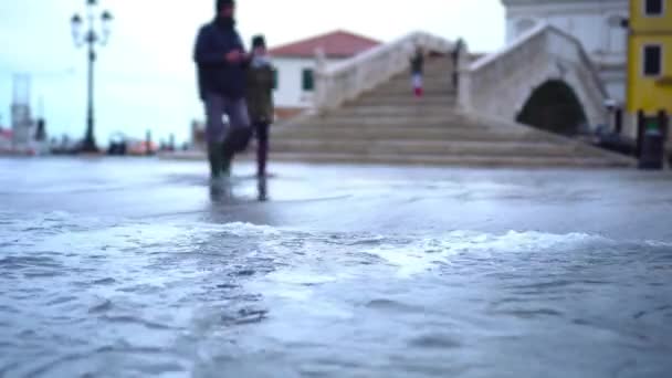 Destruyendo los flujos de inundación de los hombres del canal pasado en botas de goma — Vídeos de Stock
