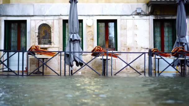 Inondations d'eau de marée rue de la ville avec terrasse café fermé — Video