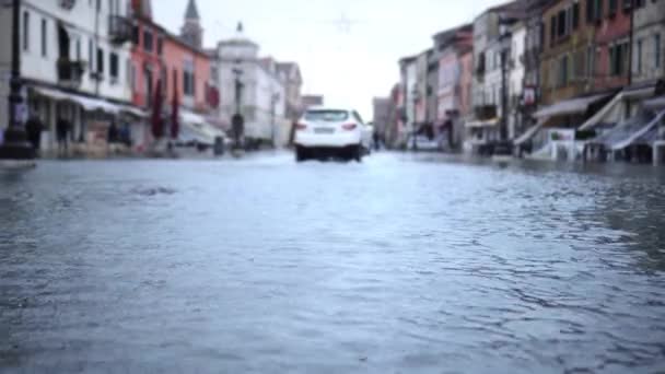 Наводнение покрывает итальянскую городскую улицу среди старых зданий — стоковое видео