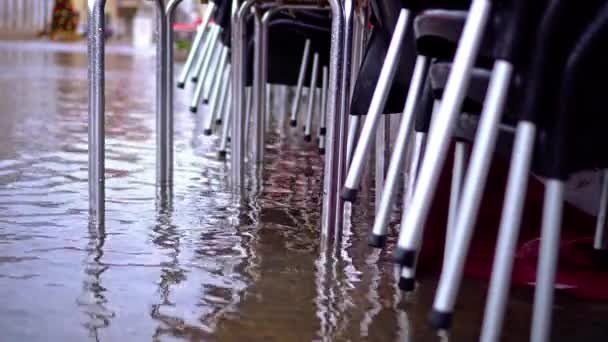 Cadeiras de couro dobradas de rua carrinho de café na água da inundação — Vídeo de Stock