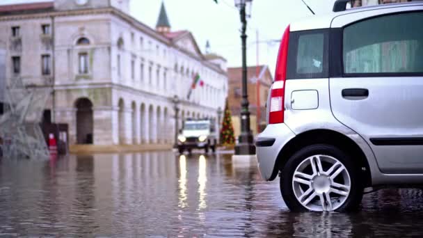 Szürke autó áll között a víz elárasztott utcán — Stock videók
