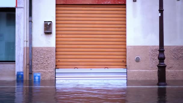 Porta do obturador vermelho reflete em água de inundação transparente — Vídeo de Stock