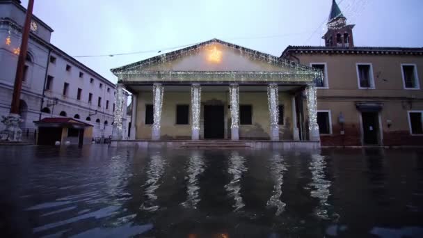 Dekorovaná budova s pilíři odráží v povodňové vodě — Stock video