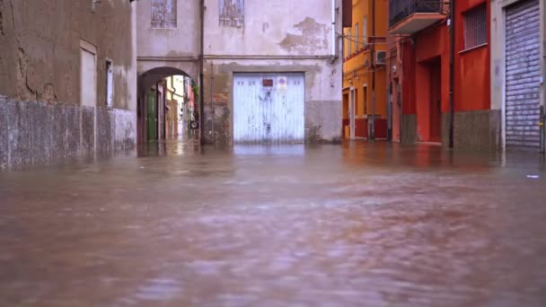 Corriente de agua de inundación sucia fluye sobre calles viejas de la ciudad — Vídeos de Stock