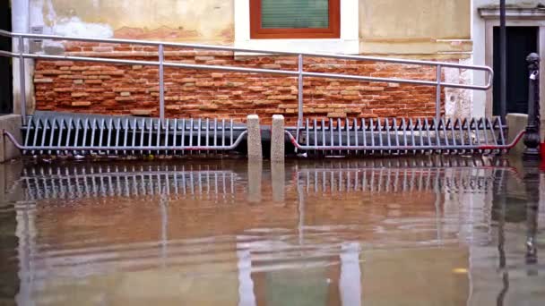Fahrradabstellplätze von extremer Flut überflutet — Stockvideo