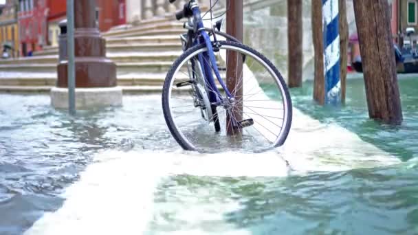 Acqua alta golven overstroomd kleine Italiaanse stad straten met trappen — Stockvideo